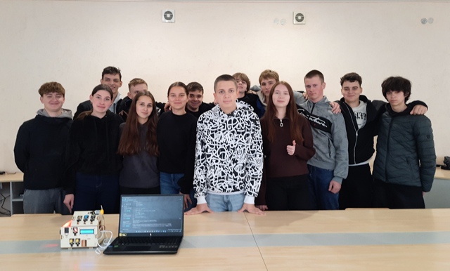 Першокурсники освітньо-професійної програми «Середня освіта (Інформатика, математика, основи STEM-навчання)» зі своїм першим STEM-проєктом «Розумний будинок»